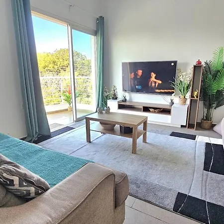 Luxury Seaview Escape For Couples & Families In Paphos Apartment *